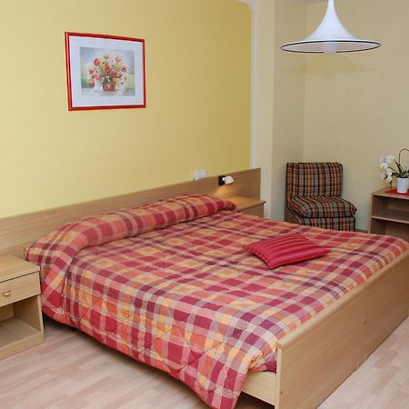 Albergo Ginevra Roncone Exterior photo