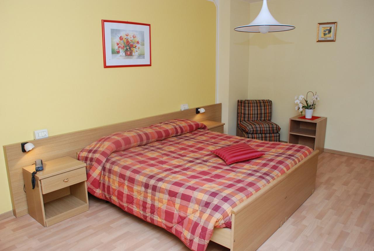 Albergo Ginevra Roncone Exterior photo
